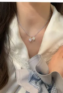 Vue détaillée d'un collier pendentif raisin avec strass et perles sur une chaîne perlée