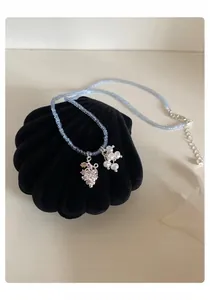 Élégant collier de perles avec un pendentif raisin en strass et des grappes de perles.
