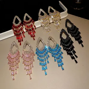 Orecchini pendenti con ago d'argento e strass a nappe disponibili in cinque colori