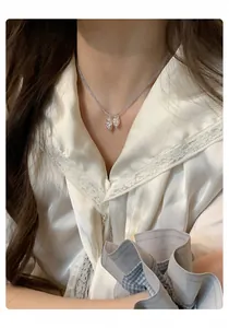 Gros plan d'un collier de perles mauves avec pendentifs raisins en perle et cristal