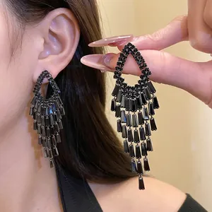 Eleganti orecchini a nappa con strass neri e un raffinato design geometrico per donna