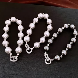 Vintage Perlenarmband mit Zirkonverschluss, eleganter Luxusschmuck für modebewusste Damen.