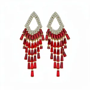Orecchini a nappa con pietre rosse e top a triangolo con cristalli scintillanti