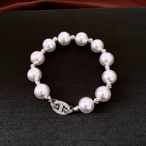 Elegantes Vintage-Perlenarmband mit einem funkelnden, mit Zirkonia besetzten Verschluss