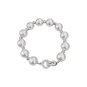 Elegantes weißes Perlenarmband mit funkelndem Zirkonia-Verschluss auf schlichtem weißem Grund.