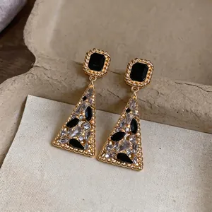 Orecchini geometrici vintage in oro con pietre nere e bianche in stile francese raffinato