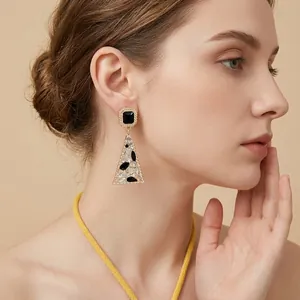Eleganti orecchini vintage dorati con strass in un design geometrico a goccia di stile francese