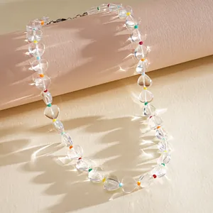 Dettaglio di perline di vetro trasparente a forma di cuore su una collana regolabile