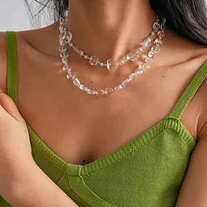 Elegante primo piano di una collana di perle di vetro trasparente con ciondolo a cuore