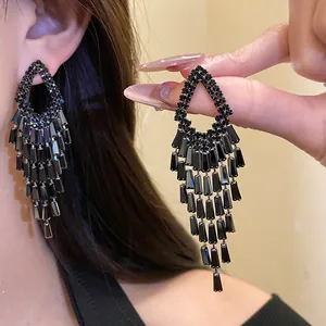 Eleganti orecchini pendenti con nappe in strass neri e perno in argento