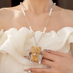Squisita collana di perle con ciondolo ad ala di orsetto floccato e dettaglio cuore rosa