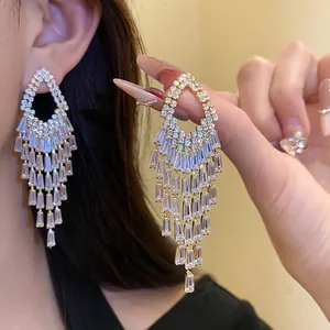 Dettaglio di eleganti orecchini a nappa in argento con strass baguette molto luminosi.