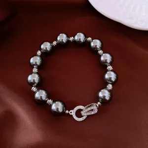 Nahaufnahme eines luxuriösen Retro-Armbands aus grauen Perlen mit Zirkon-Verschluss