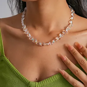 Dettaglio ravvicinato di una collana girocollo regolabile con perle a cuore in vetro trasparente.