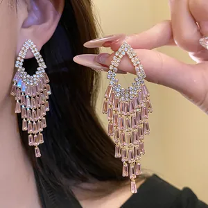 Eleganti orecchini a nappa con cristalli rosa e strass brillanti in argento.