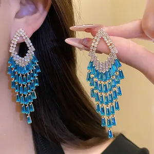 Eleganti orecchini a nappa in cristallo blu con strass scintillanti in dettaglio