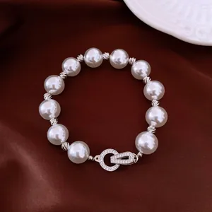 Detailansicht eines Vintage-Perlenarmbands mit luxuriösem Zirkonia-Verschluss