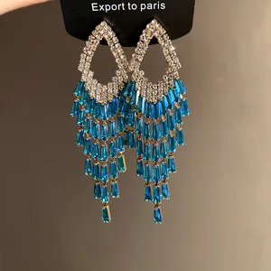 Eleganti orecchini a nappa con strass scintillanti e pietre preziose blu brillante