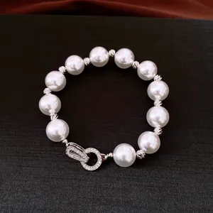 Detailaufnahme eines Vintage-Perlenarmbands mit einer luxuriösen, mit Zirkonia besetzten Schnalle