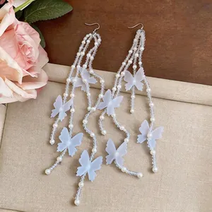 Eleganti orecchini lunghi a nappa con farfalle in chiffon bianco e perle da donna