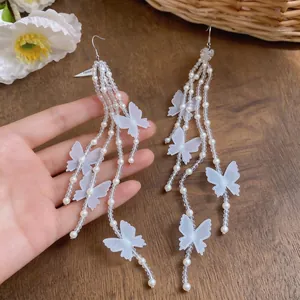 Eleganti orecchini lunghi a nappa con farfalla in chiffon bianco e perle finte