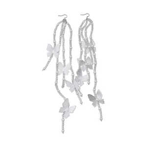 Orecchini pendenti lunghi con farfalla in chiffon bianco e nappe di perle eleganti