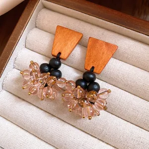 Boucles d'oreilles ethniques en bois avec glands en perles de cristal rose en boîte