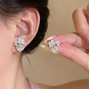 Eleganti orecchini a lobo floreali in argento con ciondolo in cristallo sfaccettato