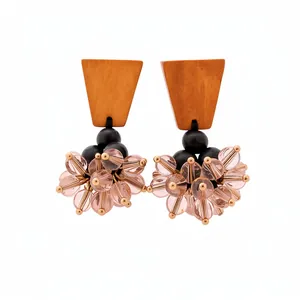 Boucles d'oreilles ethniques avec trapèze en bois et pompons de perles roses.