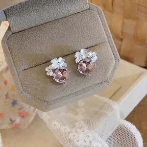 Eleganti orecchini a lobo in argento con fiori e zircone rosa in una scatola regalo