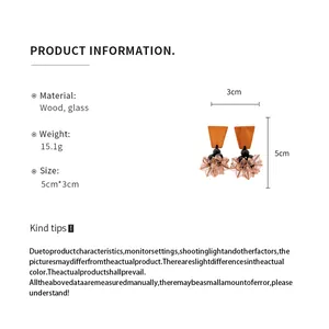 Vue détaillée des boucles d'oreilles pendantes en bois et verre avec dimensions