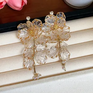 Exquisite champagnerfarbene Acryl-Blumenohrringe mit funkelnden Strassstein-Akzenten