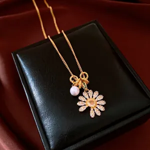 Collier vintage fleur en zircon avec pendentif perle sur boîte à bijoux en cuir noir luxe