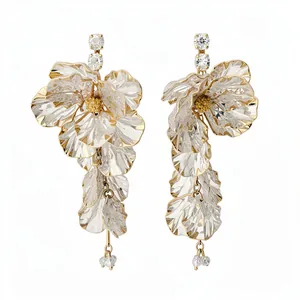 Elegante Acrylblumen-Ohrringe mit Silbernadel und funkelnden luxuriösen Diamant-Akzenten