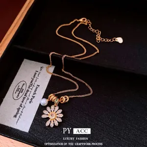 Collier doré vintage avec pendentif fleur en zircone et perle dans un coffret de luxe