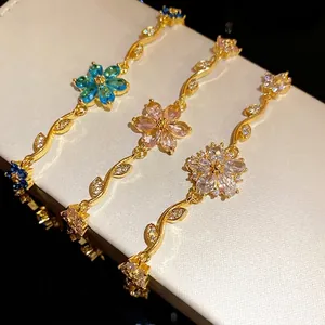 Bracelet Fleur en Zircone Plaqué Or 18K Style Palais Vintage Élégant Bijoux de Main en Cuivre pour Femmes Cadeau