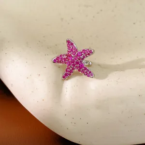 Vue détaillée d'une bague d'oreille étoile de mer en zircone magenta pour oreilles non percées