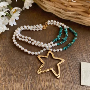 Elegante collar de varias capas con perlas, piedras turquesas y gran colgante de estrella dorada