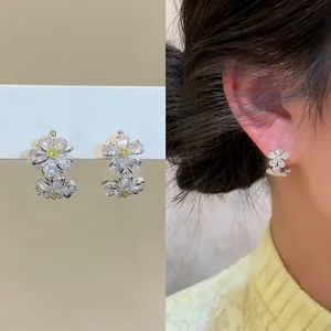 Sweet Elegant Zirconia Flower Huggie Hoop Earrings Silver Plated Copper Floral Stud Earrings For Women Exquisite Jewelry Gift