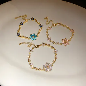 Vue détaillée de trois bracelets fleurs en zircon plaqués or 18 carats de couleurs