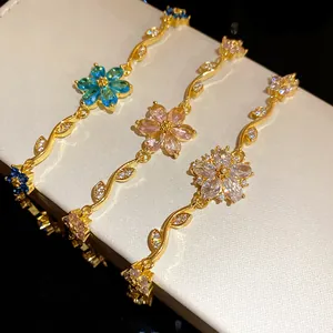 Détails de bracelets en or 18 carats avec fleurs en zircon colorées de style rétro
