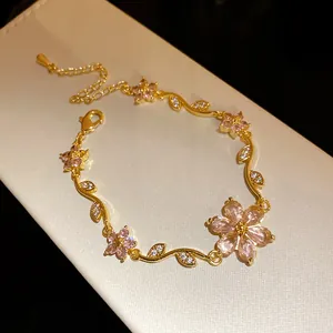 Détail exquis d'un bracelet vintage plaqué or 18 carats avec fleurs en zircon.