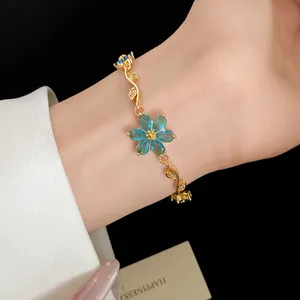Détail d'un bracelet vintage plaqué or 18k orné d'une fleur élégante en zircon bleu