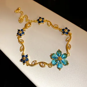Vue détaillée du bracelet plaqué or 18 carats avec motif de fleurs en zircon bleu