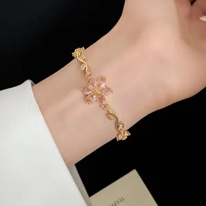 Vue détaillée d'un bracelet de luxe plaqué or 18 carats avec une fleur en zircon rose