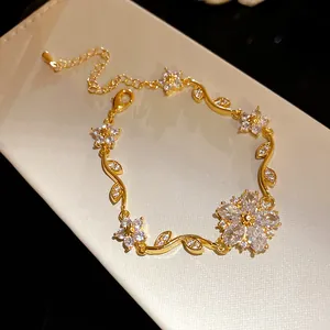 Vue détaillée du bracelet fleuri plaqué or 18 carats avec des zircons étincelants