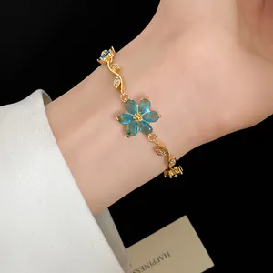 Détail d'un bracelet vintage en or 18 carats avec fleur en zircon sur le poignet