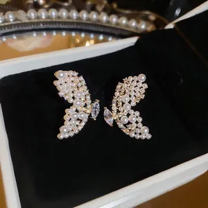 Élégantes boucles d'oreilles papillon ajourées à la française avec perles et cristaux