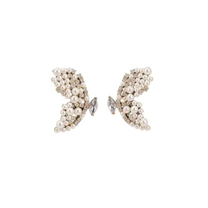 Élégantes boucles d'oreilles ailes de papillon plaquées or 18k avec perles et zircon