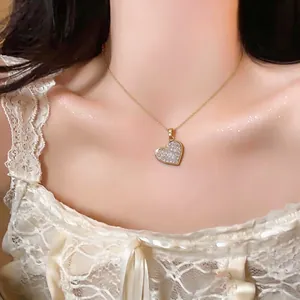 Elegante französische Halskette mit Goldherz-Anhänger und Zirkonia für moderne Damen